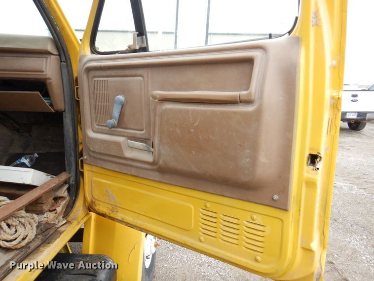 image for item DM6001 1993 Ford F700  dump truck