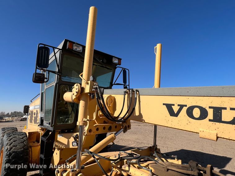 image for item DM8443 2002 Volvo G720VHP  motor grader