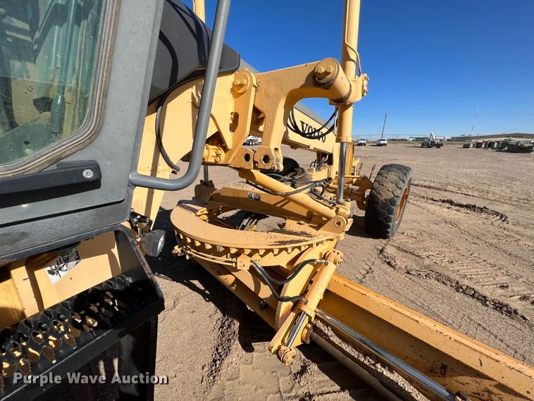 image for item DM8443 2002 Volvo G720VHP  motor grader