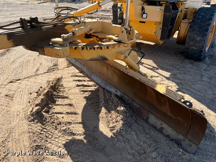 image for item DM8443 2002 Volvo G720VHP  motor grader