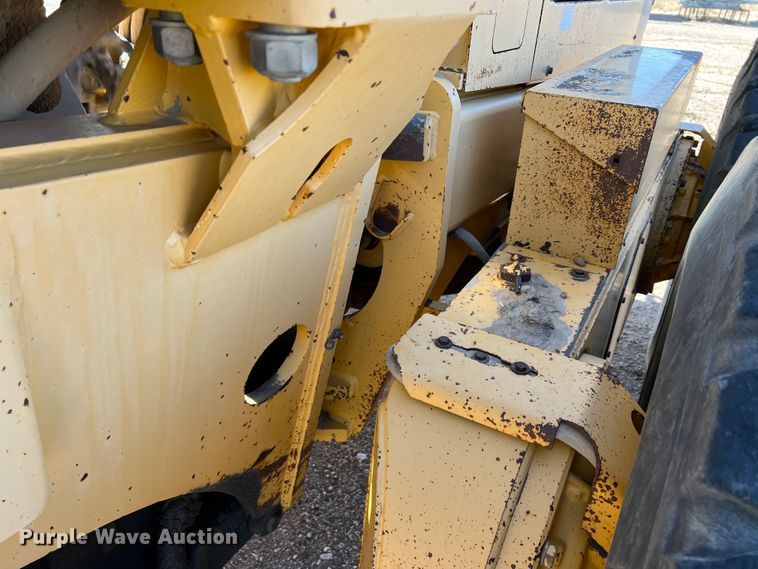 image for item DM8443 2002 Volvo G720VHP  motor grader