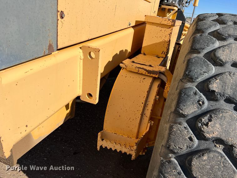 image for item DM8443 2002 Volvo G720VHP  motor grader