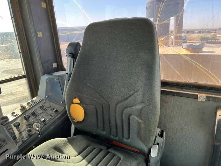 image for item DM8443 2002 Volvo G720VHP  motor grader