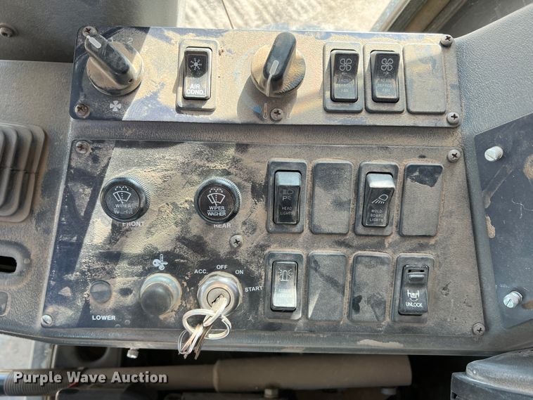 image for item DM8443 2002 Volvo G720VHP  motor grader