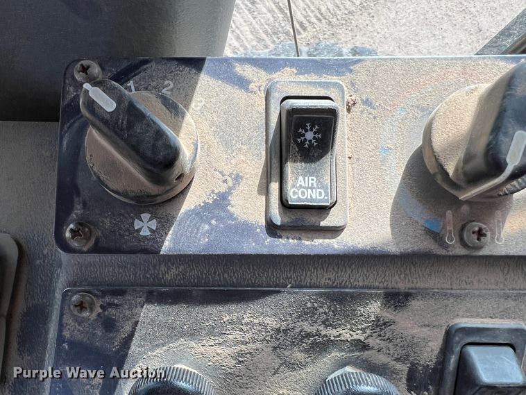 image for item DM8443 2002 Volvo G720VHP  motor grader