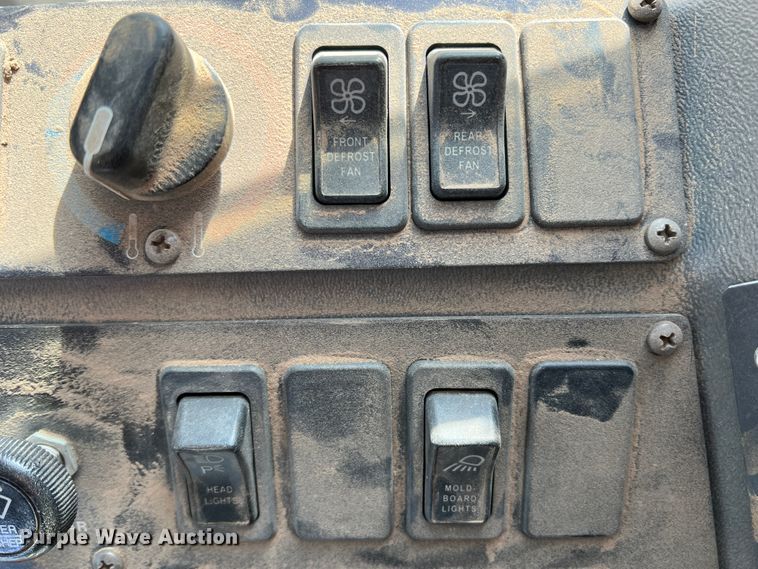 image for item DM8443 2002 Volvo G720VHP  motor grader