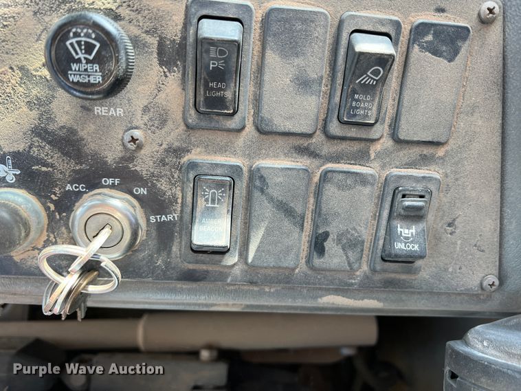 image for item DM8443 2002 Volvo G720VHP  motor grader