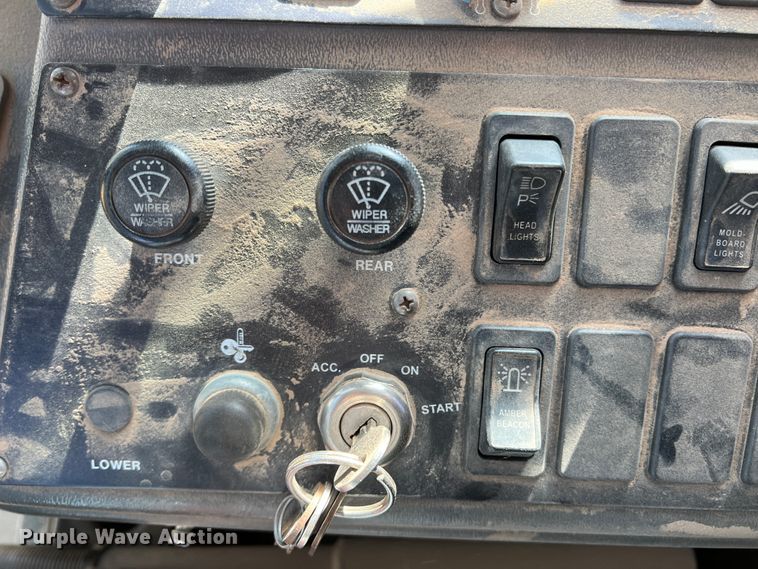 image for item DM8443 2002 Volvo G720VHP  motor grader