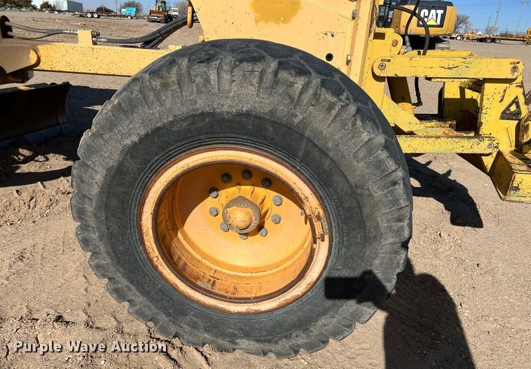 image for item DM8443 2002 Volvo G720VHP  motor grader