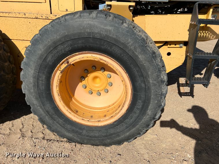 image for item DM8443 2002 Volvo G720VHP  motor grader