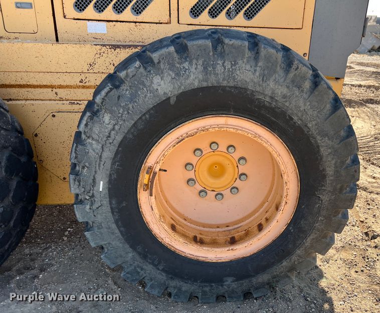 image for item DM8443 2002 Volvo G720VHP  motor grader