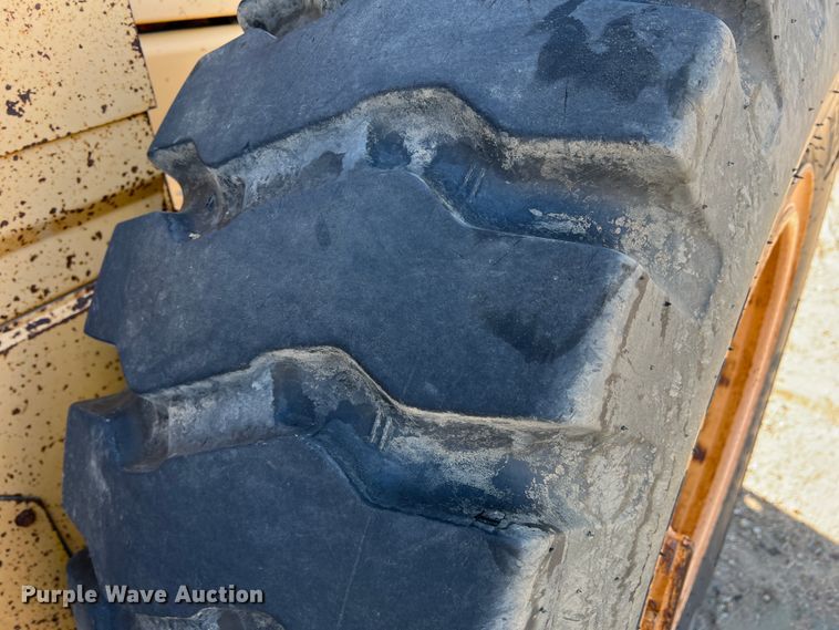 image for item DM8443 2002 Volvo G720VHP  motor grader