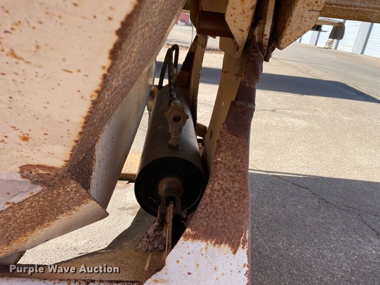 image for item DN0214 2001 Midland MG40MC2000  bottom dump trailer