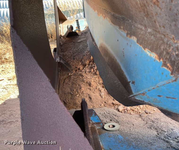 image for item DN0221 2001 Midland MG40MC2000  bottom dump trailer