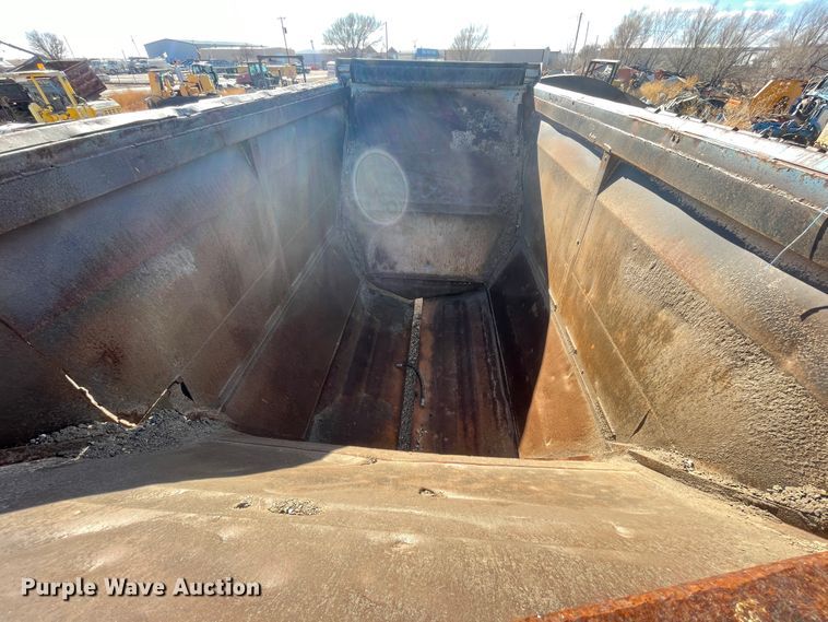 image for item DN0222 2001 Midland MG40MC2000  bottom dump trailer