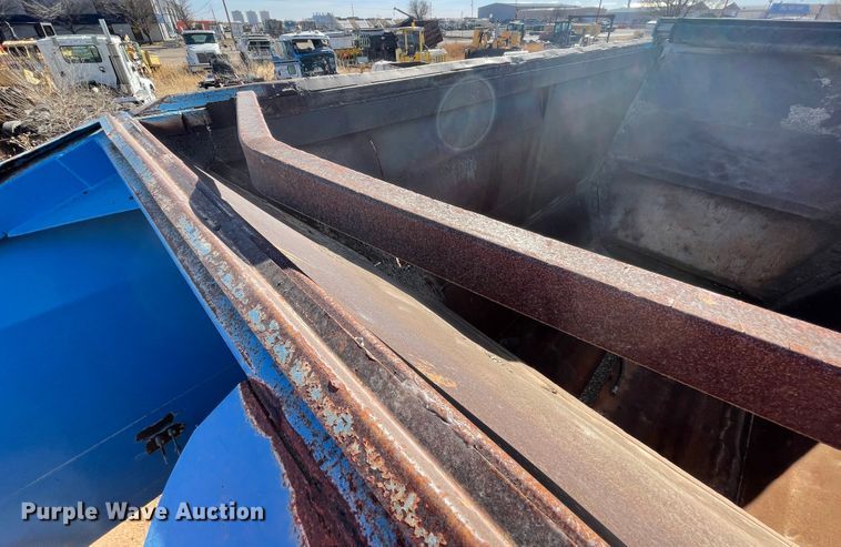 image for item DN0222 2001 Midland MG40MC2000  bottom dump trailer