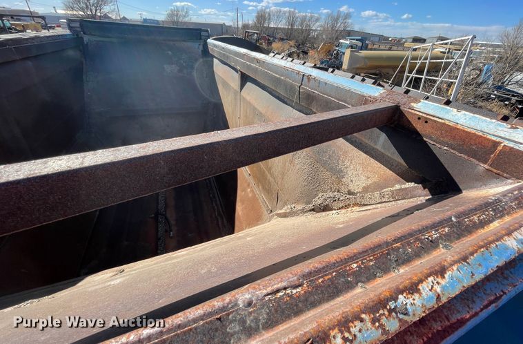 image for item DN0222 2001 Midland MG40MC2000  bottom dump trailer