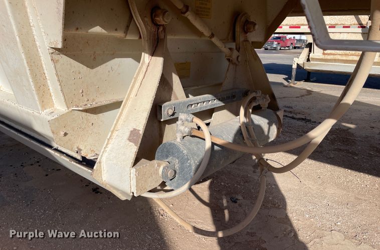 image for item DN0224 2008 CTS BDT-40  bottom dump trailer