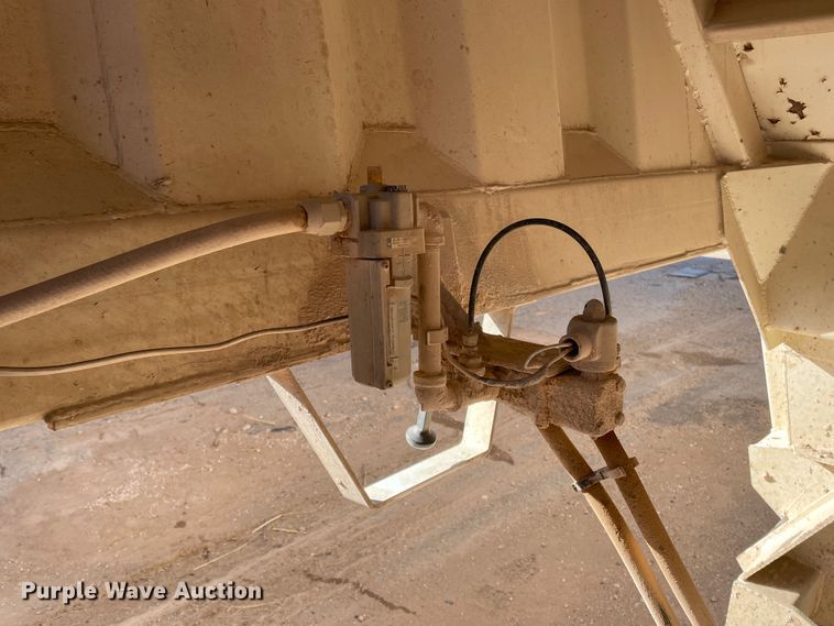 image for item DN0224 2008 CTS BDT-40  bottom dump trailer