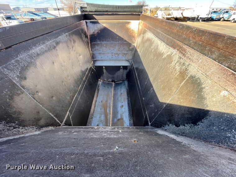 image for item DN0224 2008 CTS BDT-40  bottom dump trailer