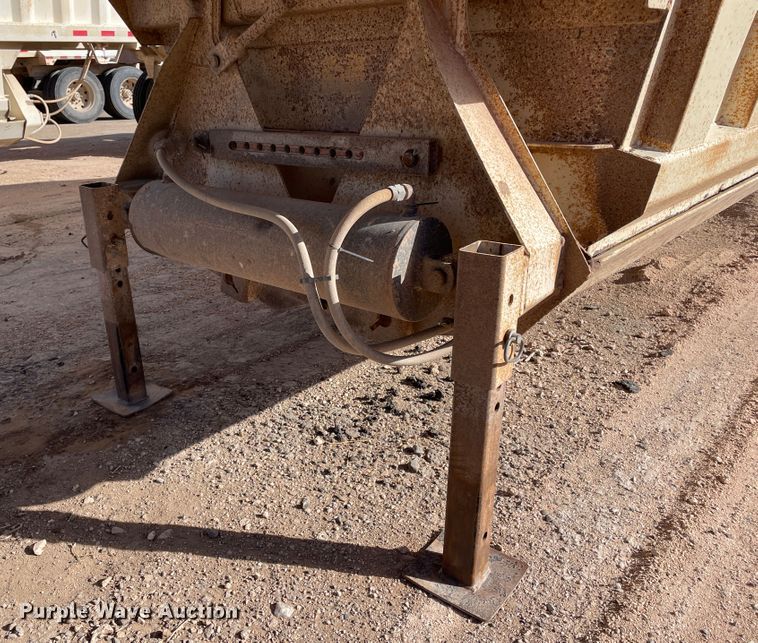 image for item DN0225 2008 CTS BDT-40  bottom dump trailer