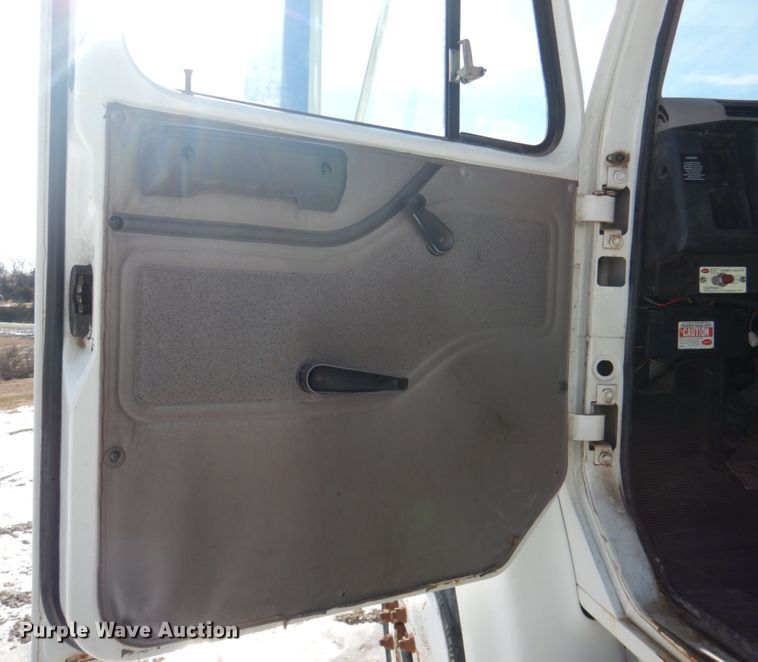 image for item DN2656 1998 International 4900  fuel truck