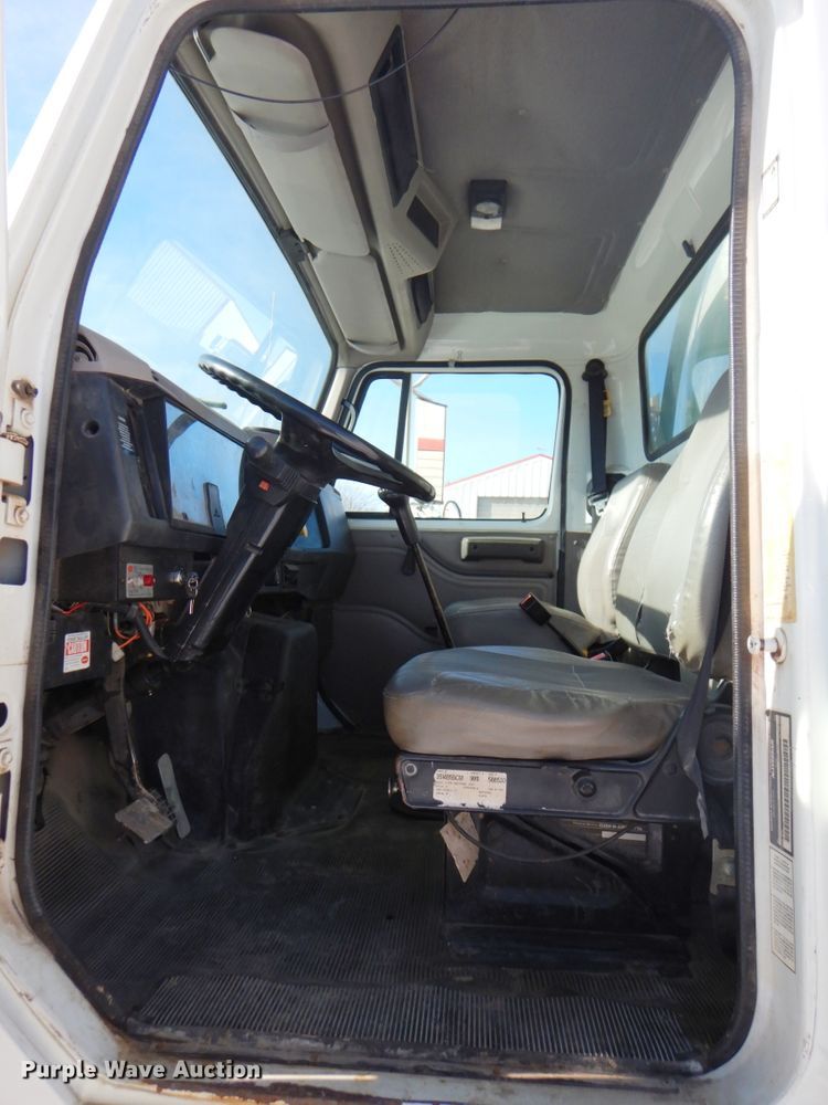 image for item DN2656 1998 International 4900  fuel truck