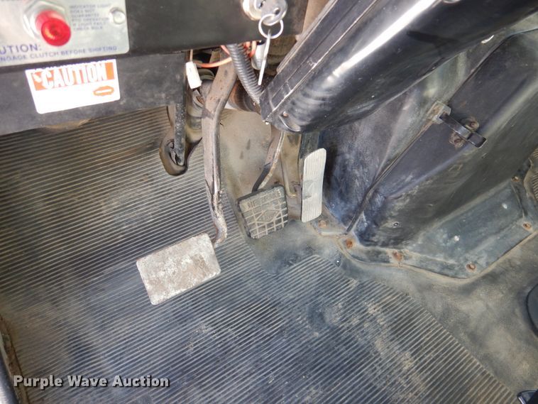 image for item DN2656 1998 International 4900  fuel truck