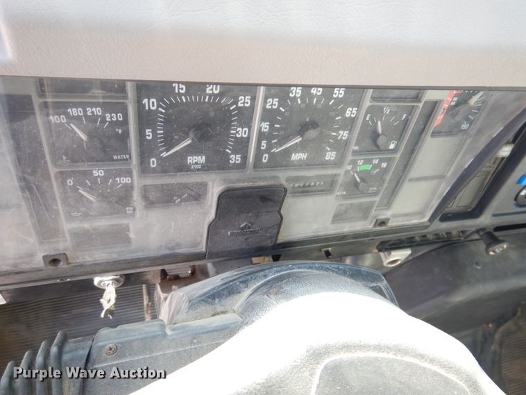 image for item DN2656 1998 International 4900  fuel truck