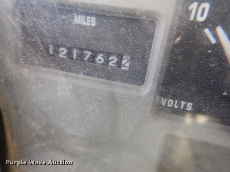 image for item DN2656 1998 International 4900  fuel truck