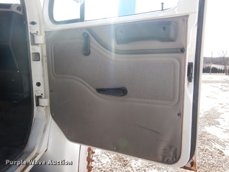 image for item DN2656 1998 International 4900  fuel truck