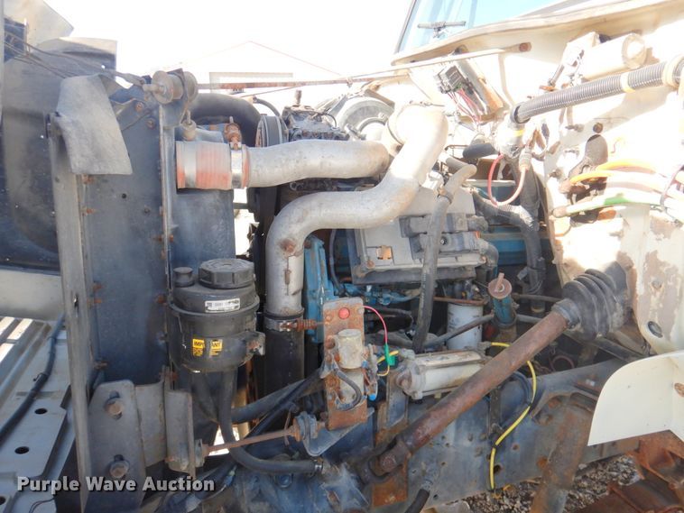 image for item DN2656 1998 International 4900  fuel truck