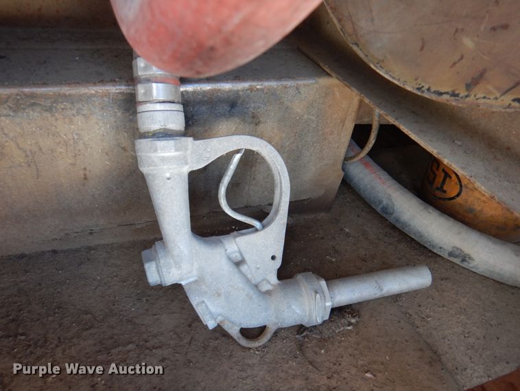 image for item DN2656 1998 International 4900  fuel truck