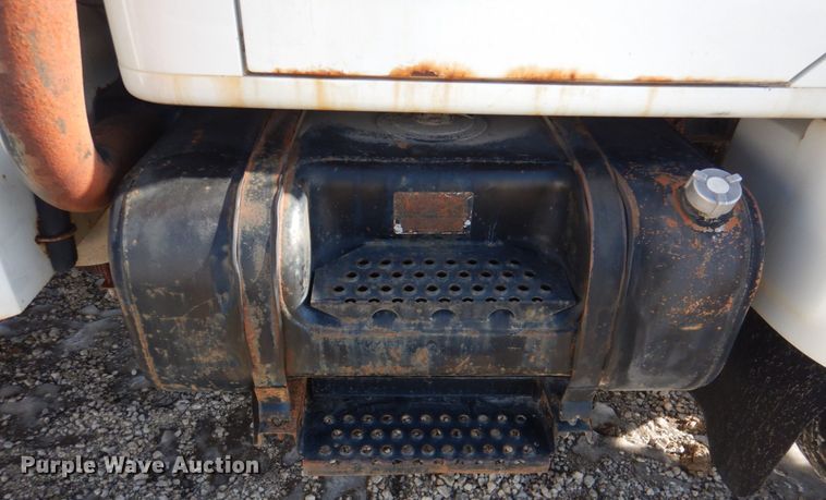 image for item DN2656 1998 International 4900  fuel truck