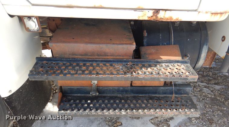 image for item DN2656 1998 International 4900  fuel truck