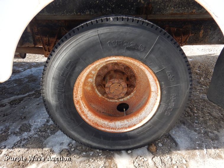 image for item DN2656 1998 International 4900  fuel truck