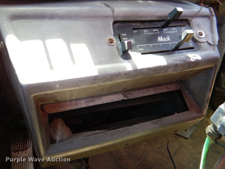 image for item DP3918 1988 Mack Econodyne R688ST  dump truck