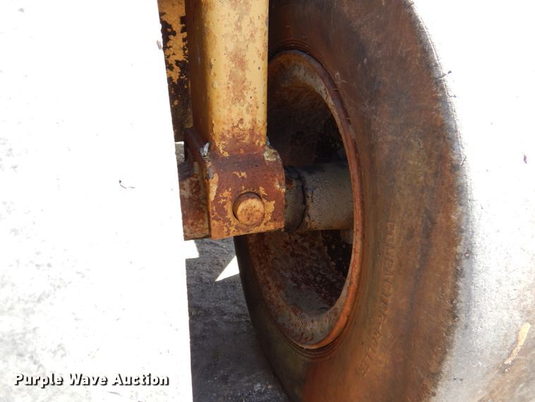 image for item DP3921 1987 Caterpillar PS-180  pneumatic roller