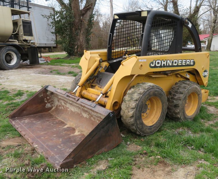 image for item FB9781 1999 John Deere 250  skid steer loader