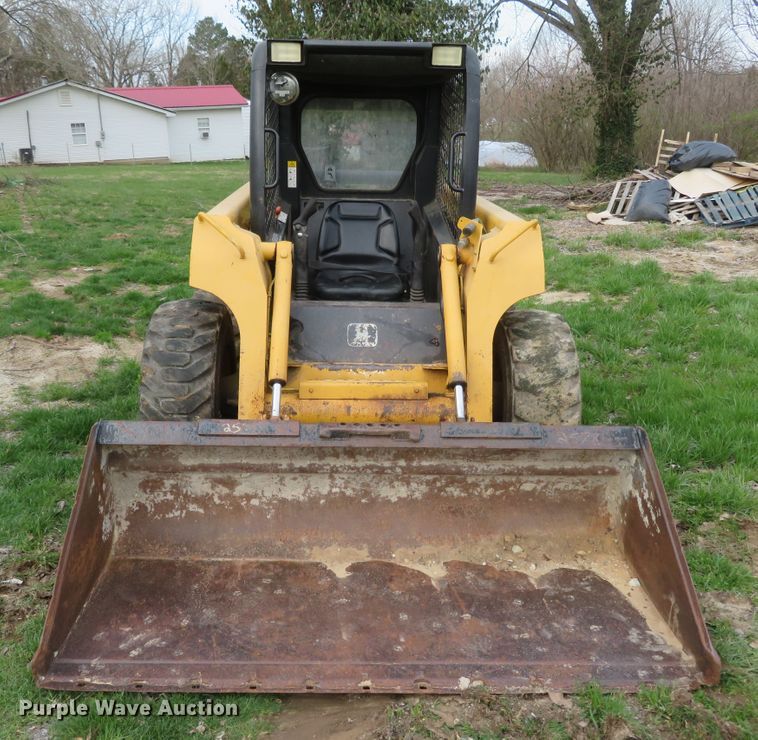 image for item FB9781 1999 John Deere 250  skid steer loader
