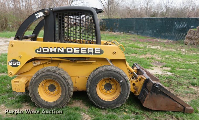 image for item FB9781 1999 John Deere 250  skid steer loader