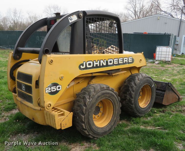 image for item FB9781 1999 John Deere 250  skid steer loader