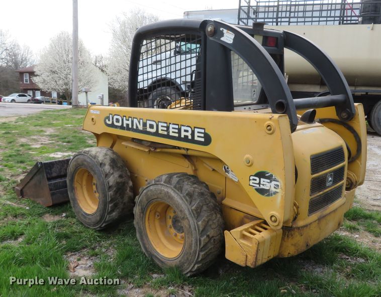 image for item FB9781 1999 John Deere 250  skid steer loader