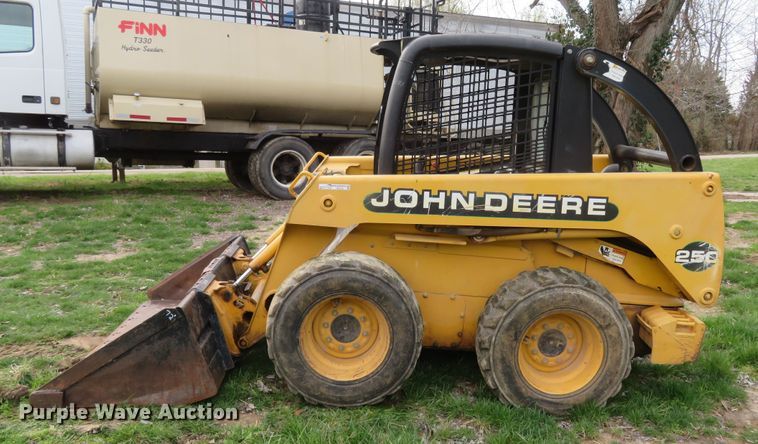 image for item FB9781 1999 John Deere 250  skid steer loader