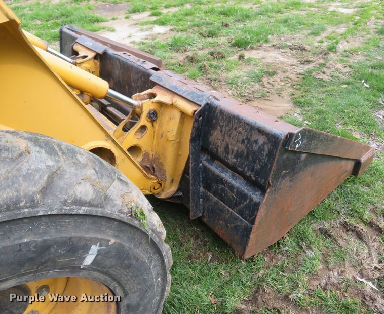 image for item FB9781 1999 John Deere 250  skid steer loader