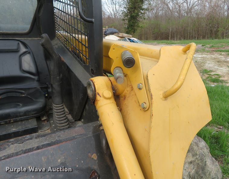 image for item FB9781 1999 John Deere 250  skid steer loader