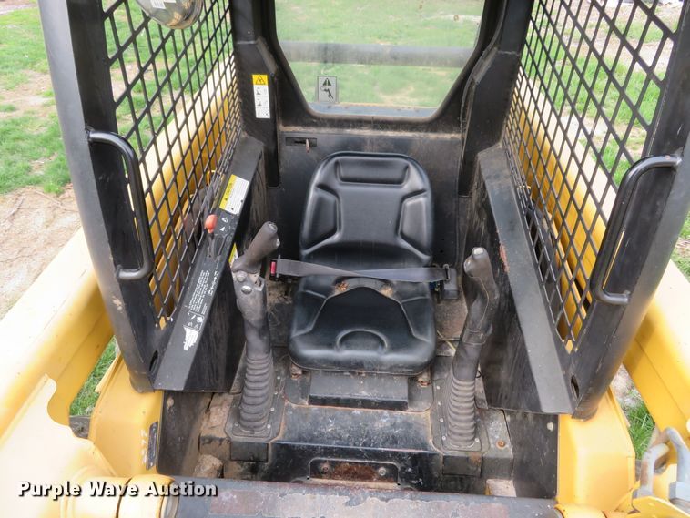 image for item FB9781 1999 John Deere 250  skid steer loader