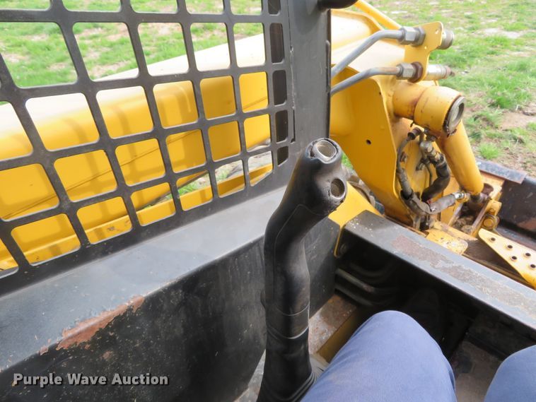 image for item FB9781 1999 John Deere 250  skid steer loader