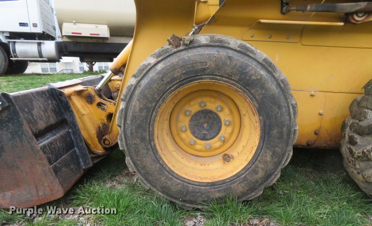 image for item FB9781 1999 John Deere 250  skid steer loader