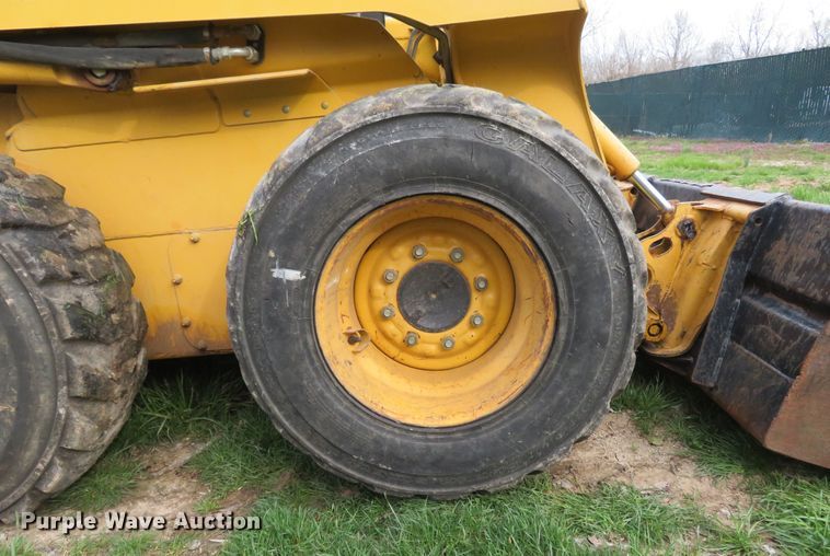 image for item FB9781 1999 John Deere 250  skid steer loader